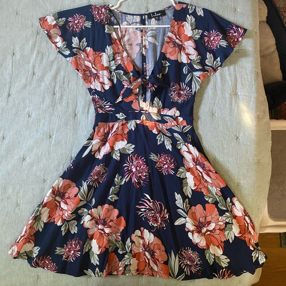 XS Lulus wedding guest dress.